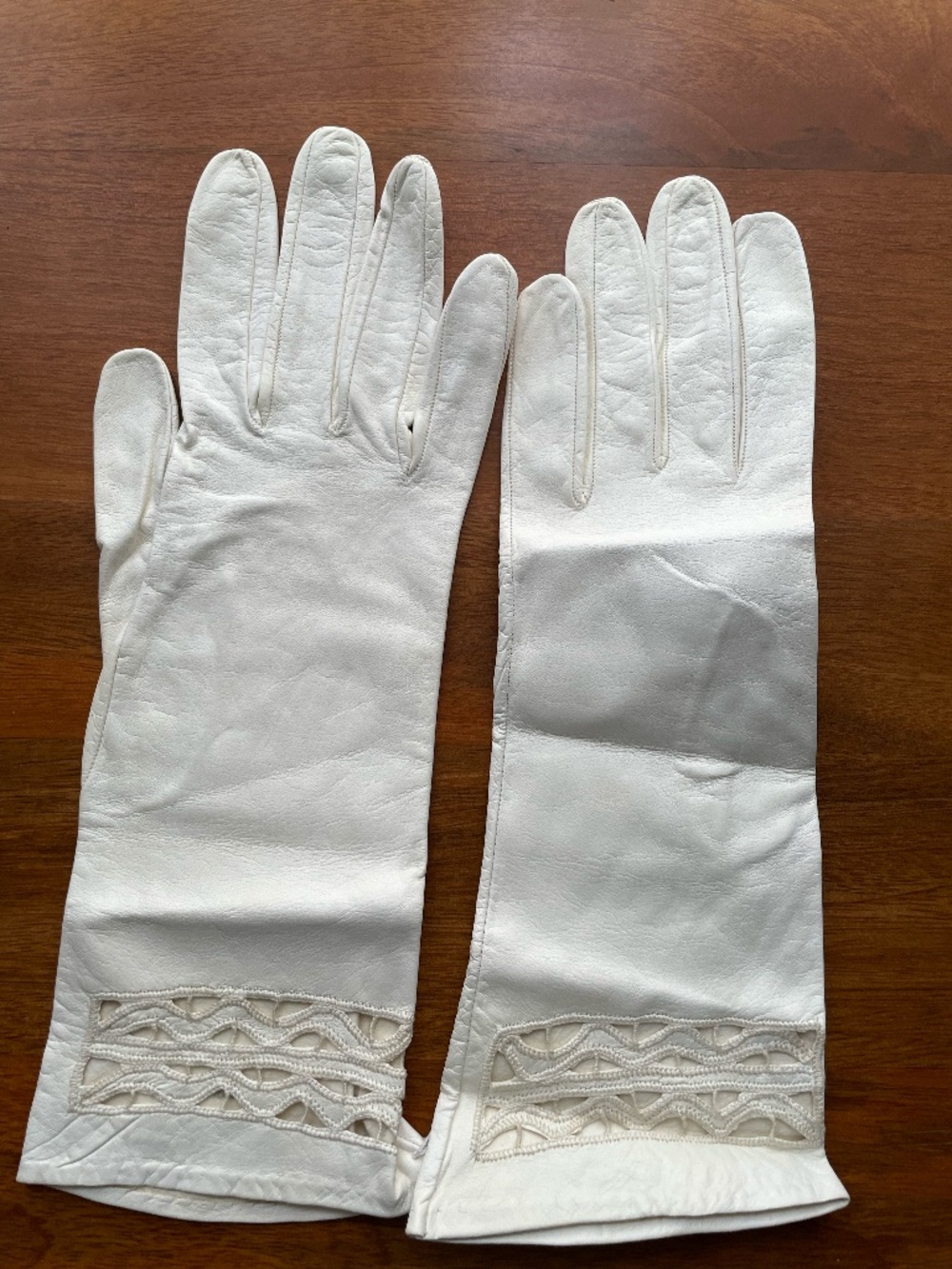 Vintage Lavabile leather/suede gloves size 7 with lace detail